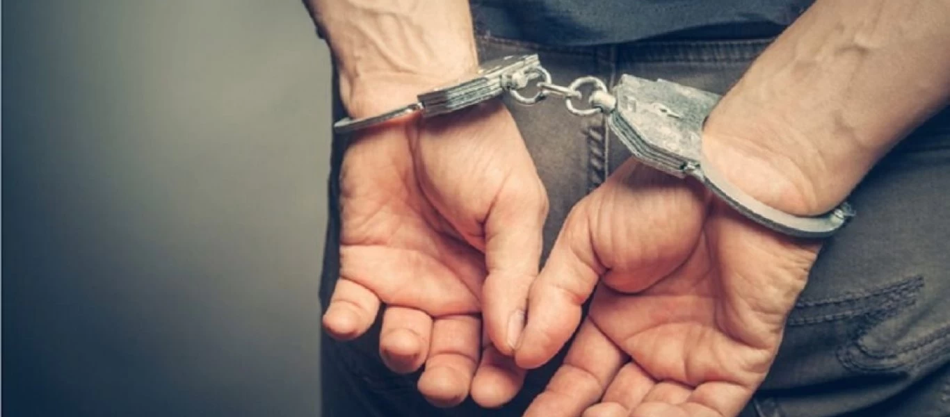 Χειροπέδες στον άνδρα που αυτοικανοποιήθηκε πάνω σε κοπέλα σε λεωφορείο στην Ομόνοια